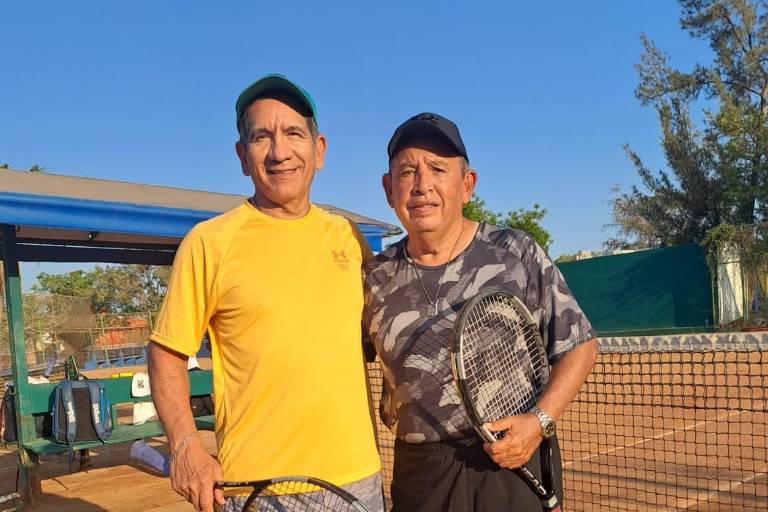 Festejan campeones en Torneo de Tenis Día del Padre