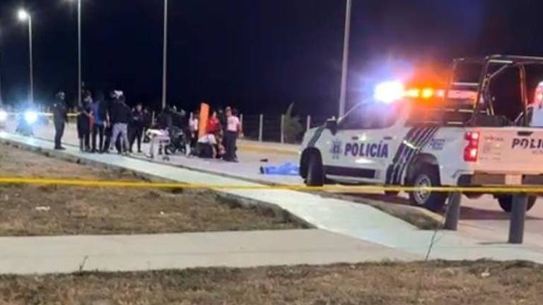 Al parecer, los conductores de las motocicletas llevaban una pasajera a bordo y participaban en una carrera cuando colisionaron entre sí.