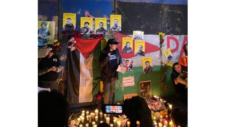 Periodistas mexicanos y organizaciones realizan la velada en el Ángel de la Independencia en CDMX.