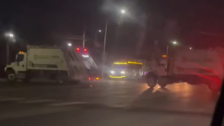 Bloqueo de Los Ángeles a Imala con camiones de basura, a primeras horas de este lunes 6 de enero.