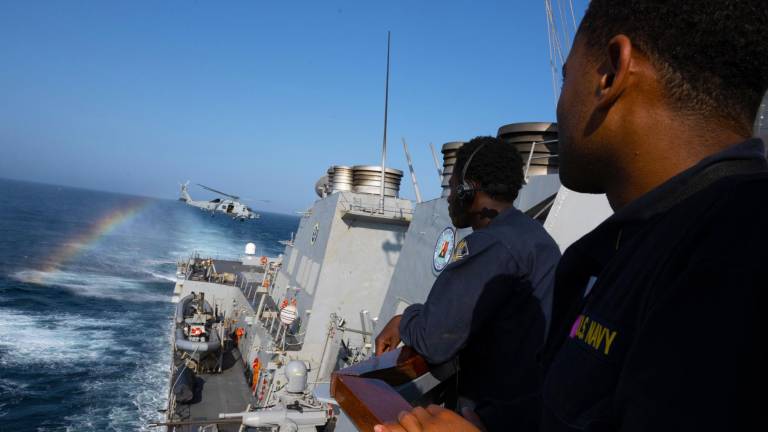 Los marineros a bordo del USS Mason y el USS Laboon, en el Mar Rojo.