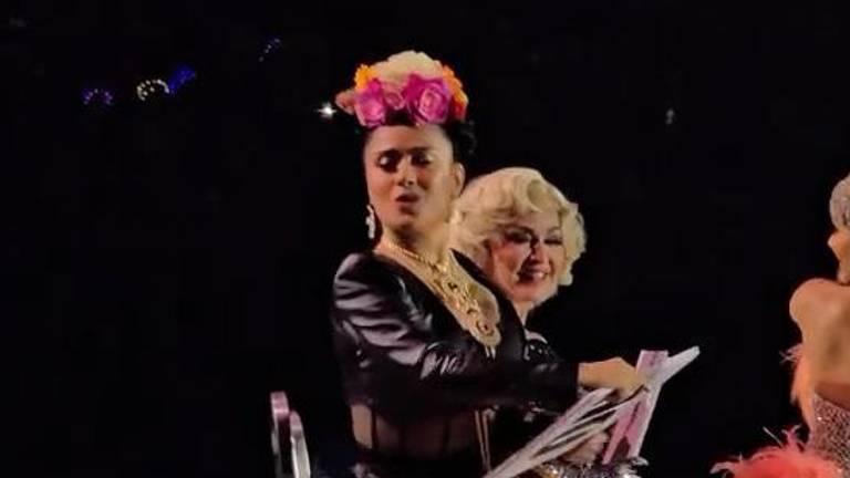 Salma Hayek sube al escenario con Madonna en el último concierto en México.