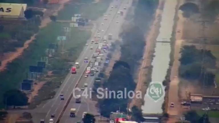 La carretera se encuentra parcialmente cerrada debido a la manifestación.