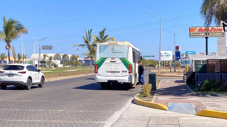 Pocos son los señalamientos y cruces peatonales para poder cruzar ocircular por la zona La Marina.