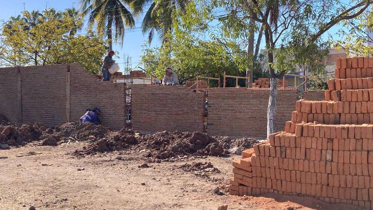 Inicio de la reconstrucción de la barda perimetral de la Escuela Primaria ‘General Felipe Ángeles’, de la colonia Benito Juárez.