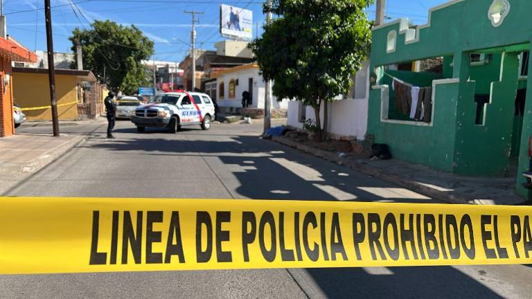 La víctima fue atacada cuando caminaba por la calle Puerto Ángel, en la colonia Francisco Villa, en Culiacán.