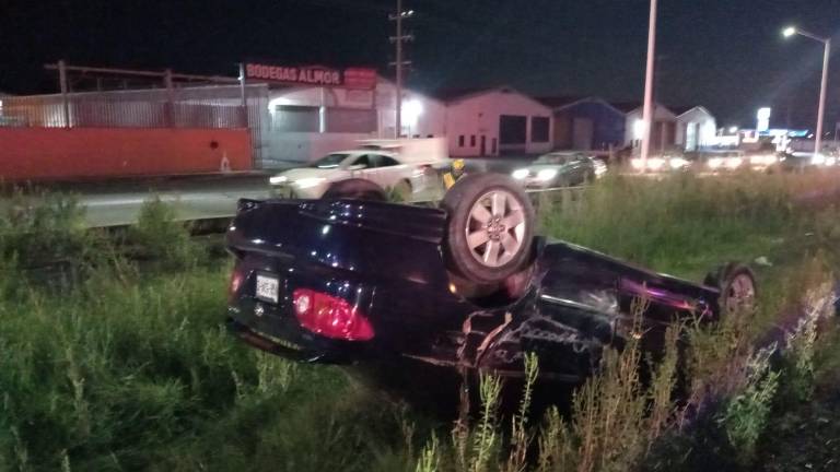 El conductor de este vehículo chocó dos veces, pero logró escapar.
