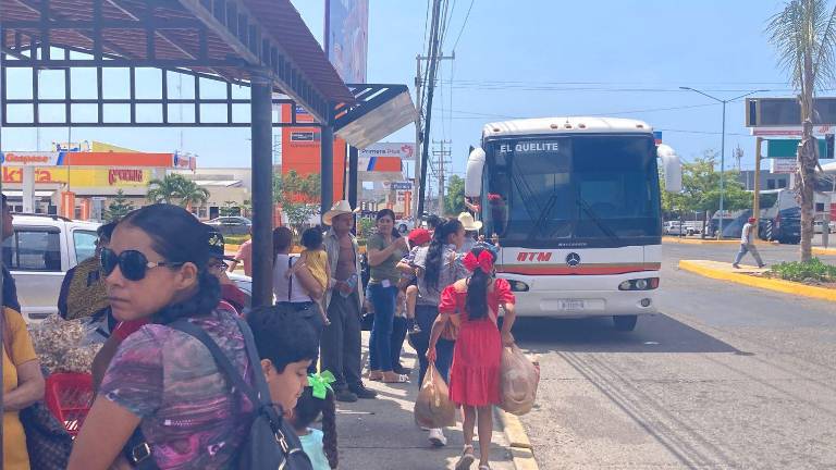 Usuarios de comunidades esperan el “ranchobús” en la Plaza del Mar.