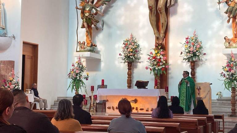 Misa dominical en el templo de Santa María de América, ubicado en la colonia Montuosa.