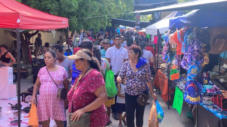 Clientes visitaron el famoso mercado de la Juárez desde muy temprano para realizar sus compras de mandado.