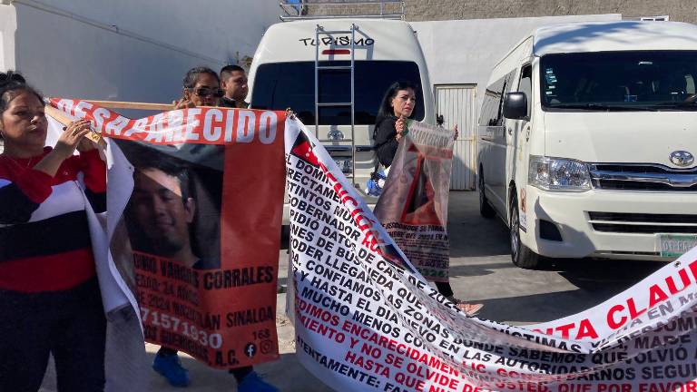 Fue cerca de las 8:30 horas cuando las personas manifestantes llegaron frente a la entrada a muelles turísticos de la Administración Portuaria Nacional de Mazatlán