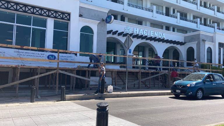 lLs trabajos para la colocación de templetes se pueden ver tanto de la zona hotelera y el malecón.