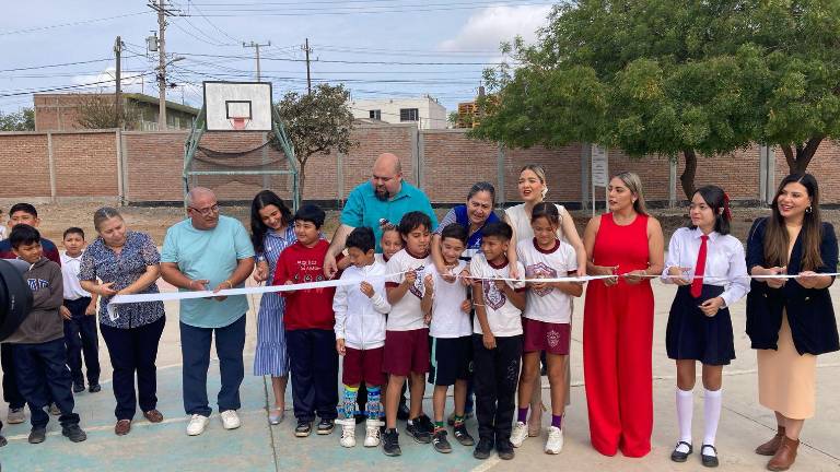 Corte de listón de la nueva barda perimetral en la Escuela Primaria “Ricardo Flores Magón”, en la Colonia Urías.