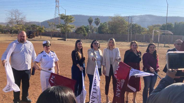 Banderazo de inicio de la construcción de la barda perimetral de la Escuela Primaria ‘Ricardo Flores Magón’, ubicada en la Colonia Urías.