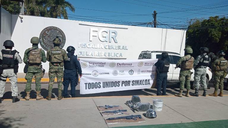 Camioneta y armamento asegurado en el poblado de San Francisco, en Culiacán.