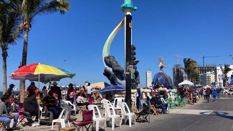 Las familias esperan el paso de los carros alegóricos y comparsas en este desfile que comenzará en la Avenida Gutiérrez Nájera y concluirá en la Avenida Rafael Buelna.