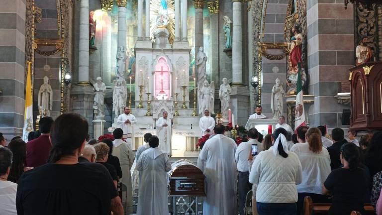 El Señor Obispo, Mario Espinosa Contreras, ofició la misa de cuerpo presente.