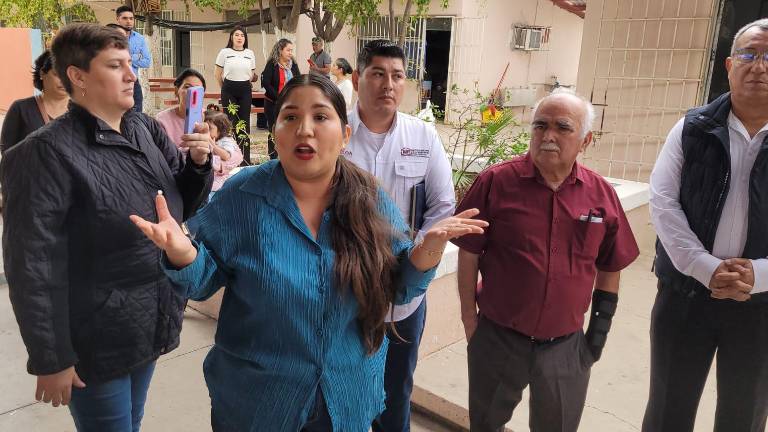 Las explicaciones de la Subsecretaria de Educación Básica en Sinaloa, Catalina Esparza, provocó la molestia de las madres de familia.