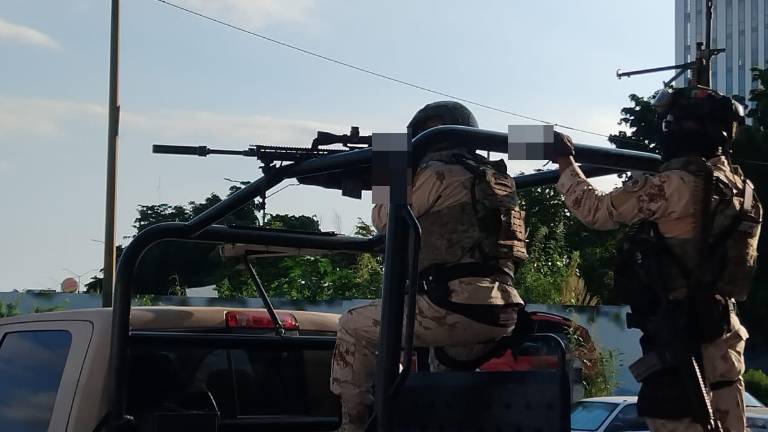 Autoridades federales se movilizaron por tierra, y bloquearon calles en el sector Tres Ríos, en Culiacán.