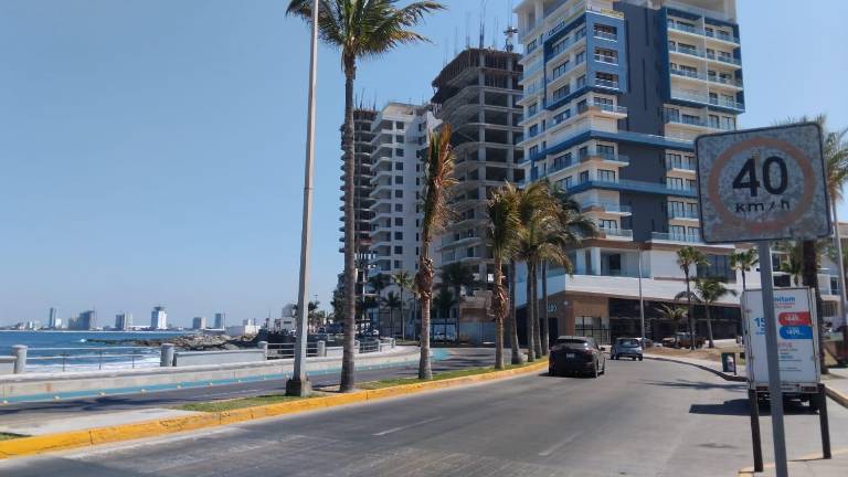 Aún continúan las viejas señalizaciones de mantener la velocidad a 40 kilómetros por hora en la zona.
