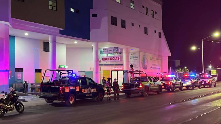 El lunes a las 17:30 de la tarde, civiles armados buscaron agredir a un herido de bala que era atendido en una clínica sobre la avenida Álvaro Obregón en la zona centro.
