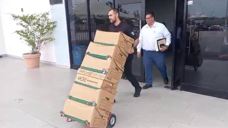 Los fiscales llegaron con siete cajas para expediente que conforma la carpeta de investigación.
