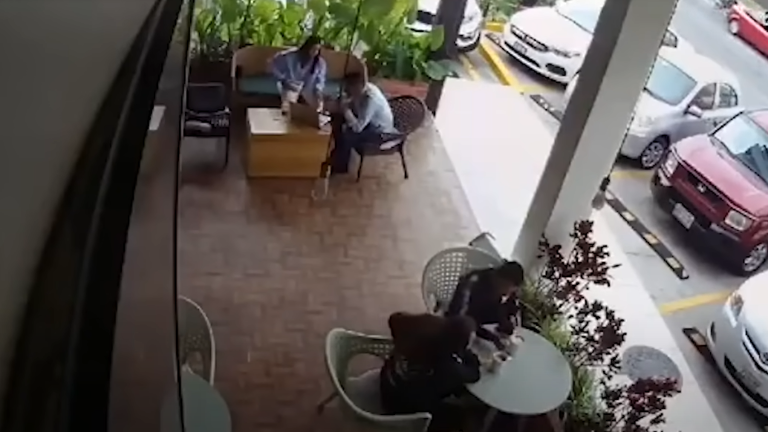 El pasado 13 de noviembre, dos mujeres y dos hombres que simulaban ser clientes de una cafetería atacaron a balazos al Subdirector de la Policía de Zapopan, Jalisco.