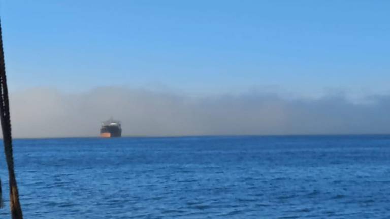 Algunos barcos de carga, petroleros o algunos pesqueros, están deteniendo la marcha frente a la playa de Mazatlán.