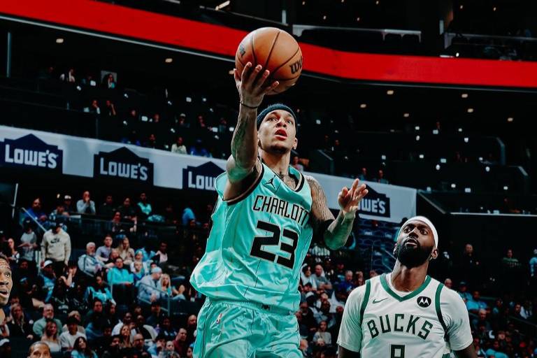 LaMelo Ball y los Hornets superan el primer triple-doble de Antetokounmpo y vencen a Bucks