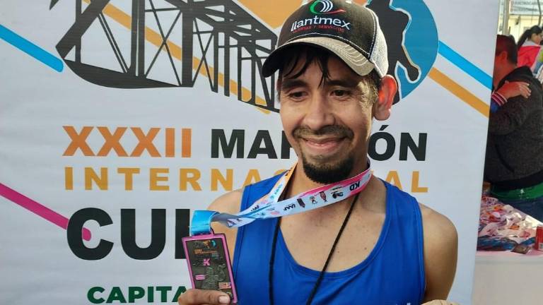 Cornelio Alarcón Sáenz deja en casa la corona varonil del Maratón de Culiacán.