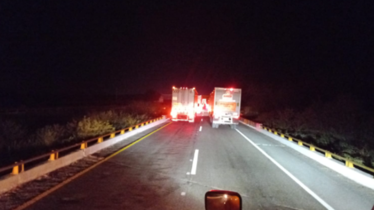 Informan que en el kilómetro 101 de la autopista había cuatro tráileres quemados.