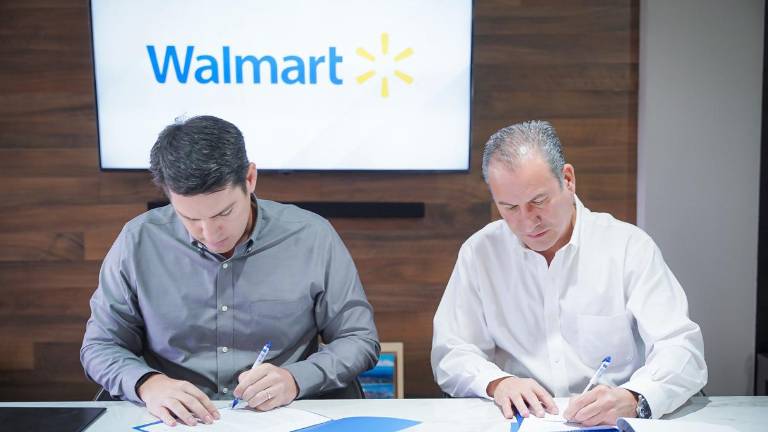El Secretario de Economía Javier Gaxiola Coppel y Rodrigo Flores, de Walmart México y Centroamérica.