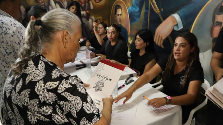 Decenas de beneficiarios y funcionarios públicos estatales y municipales estuvieron presentes en la entrega de escrituras.