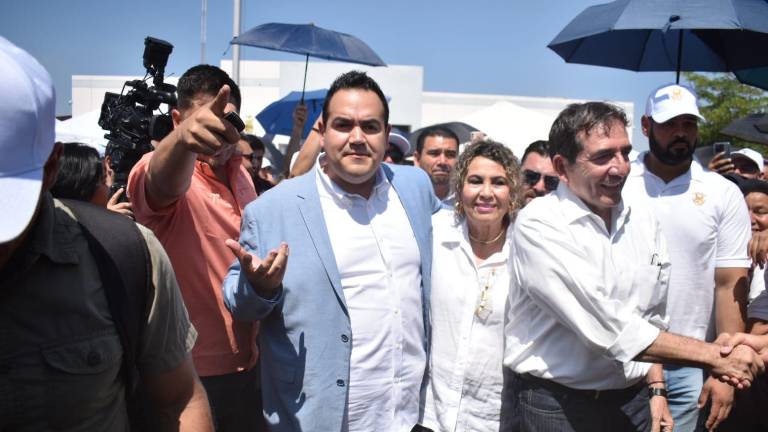 Hector Cuén Díaz, con su padre, Héctor Melesio Cuén Ojeda, al salir de los juzgados.