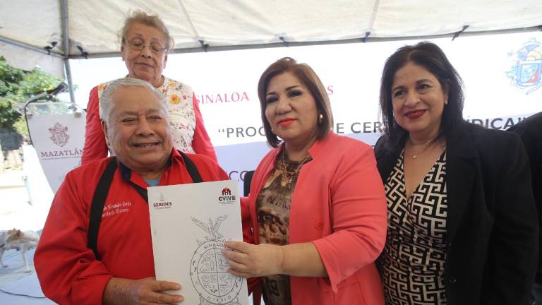 Sebides, Cvive y el Gobierno de Mazatlán hicieron entrega de 104 escrituras.
