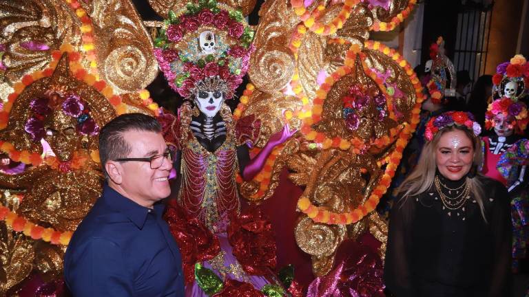 Durante el recorrido se pudo disfrutar de las monumentales catrinas, altares y espectáculos a cielo abierto.