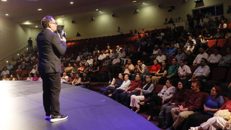 Reunión con docentes de la Unidad Culiacán en el Teatro Lince para presentación del plan de trabajo.