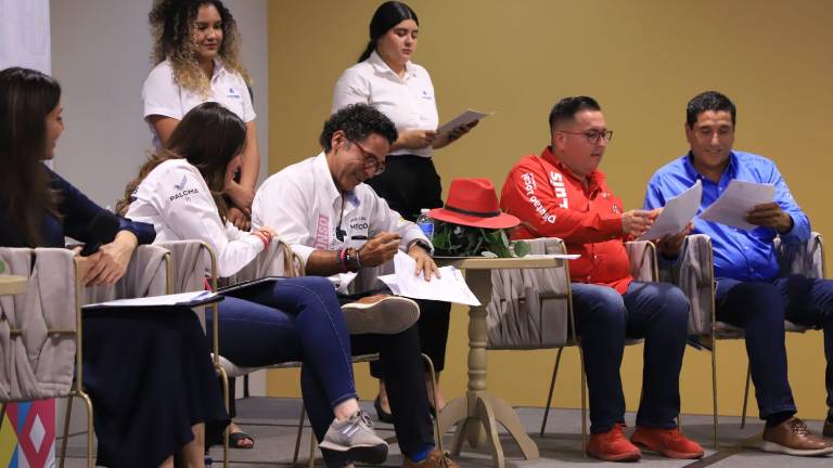 Candidatas y candidatos al momento de firmar los acuerdos.