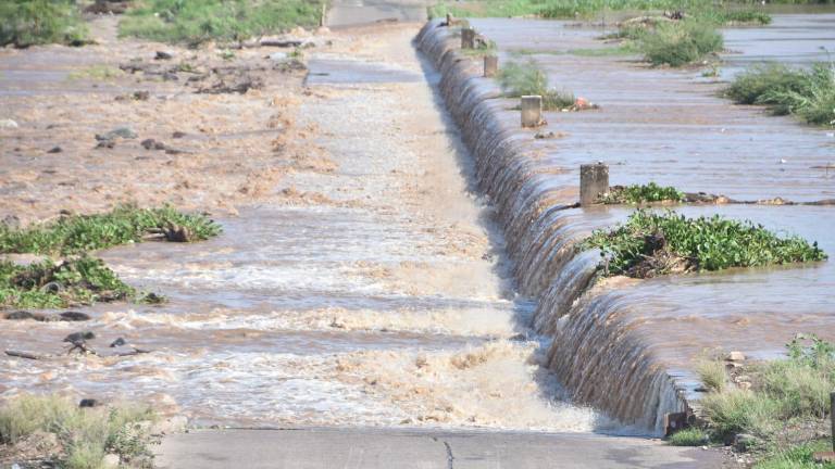 El camino que conecta con la colonia Juntas del Humaya, al Datemex de la ciudad, permanece inundado.