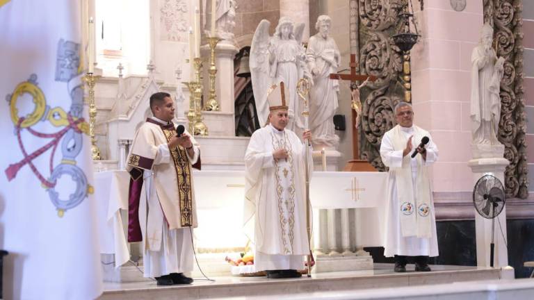 Los padres de familia deben tener esas actitudes que tiene Jesús hacia nosotros: de cuidado, de atención, de preocupación, de buscar que sus hijos caminen por el camino del bien, dijo el Obispo de Mazatlán.