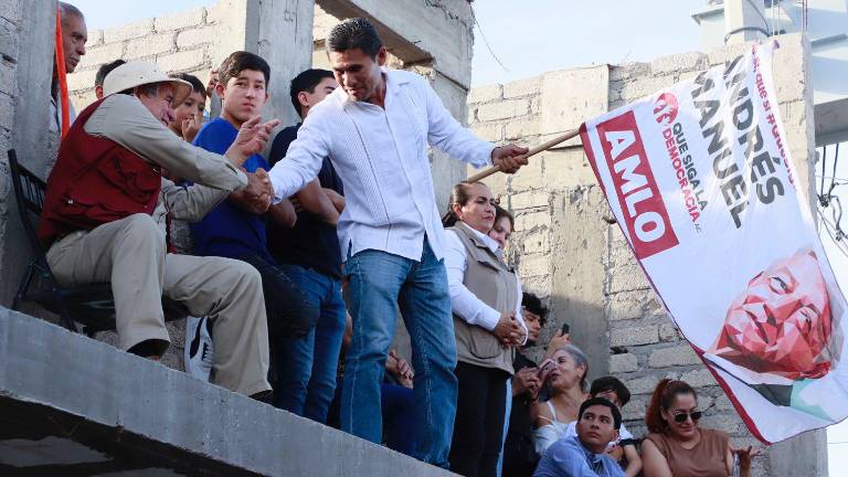 Simpatizantes se subieron a casas en construcción para tener la mejor vista posible.