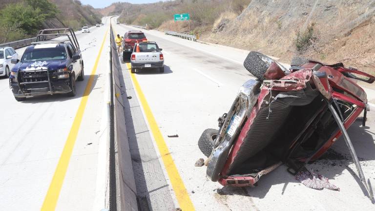 La aparatosa volcadura se registró sobre los carriles al norte del Libramiento Mazatlán, a la altura del kilómetro 261.