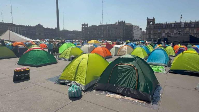 Integrantes de la CNTE se instalaron en el Zócalo con casas de campaña y carpas.