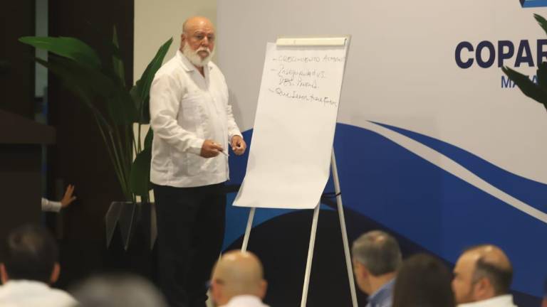 Manuel Clouthier Carrillo disertó su ponencia “El desarrollo inmobiliario como generador de valor” en el desayuno empresarial de la Coparmex Mazatlán.