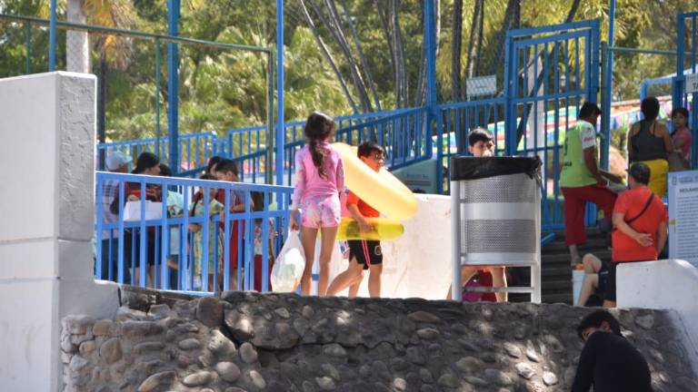 En las instalaciones de las albercas del parque 87 se esperaba un aforo de mil personas este domingo.