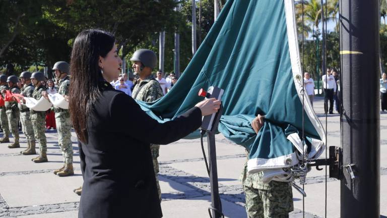 Autoridades civiles y militares conmemoraron el aniversario número 272 del natalicio de Miguel Hidalgo y Costilla, con un izamiento de bandera a toda asta.