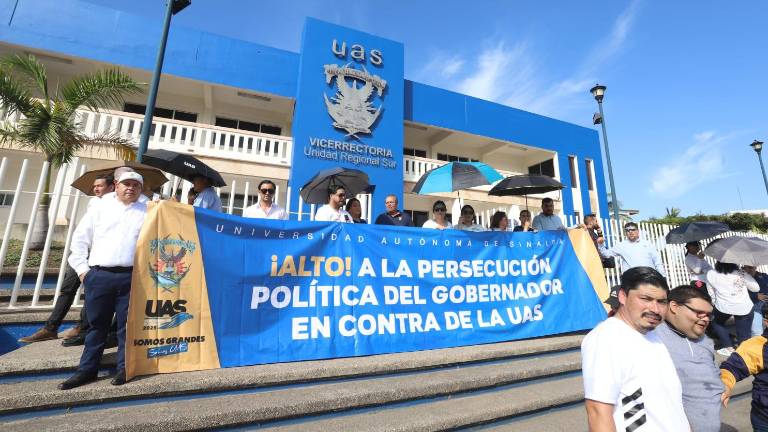 Con mantas y pancartas, los inconformes mostraron su descontento hacia el Gobierno del Estado.