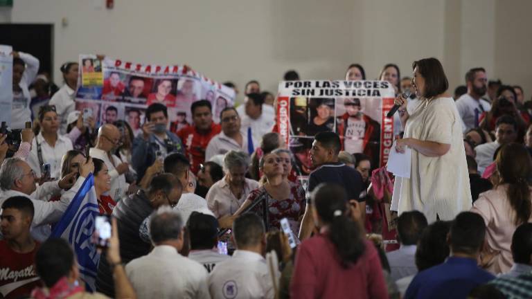 Xóchitl Gálvez Ruiz ante centenares de militantes y simpatizantes en el Centro de Convenciones de Mazatlán.