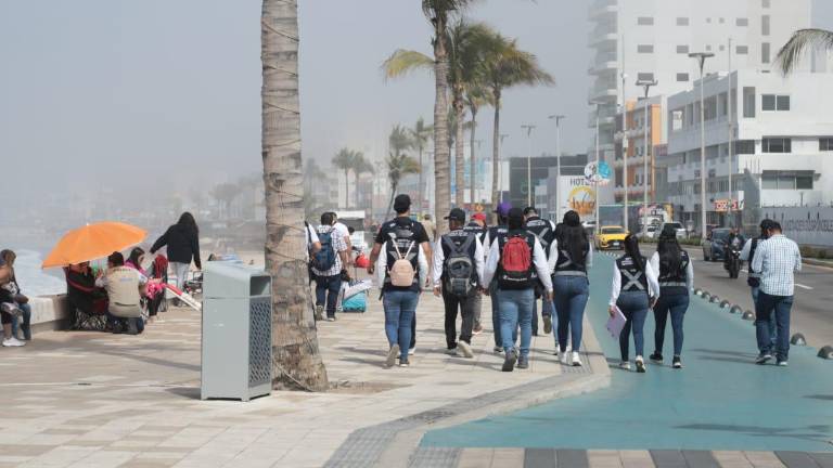 Personal de Oficialía Mayor del Ayuntamiento de Mazatlán supervisan que familias no se adelanten a poner sillas para ver el primer desfile del Carnaval de Mazatlán.
