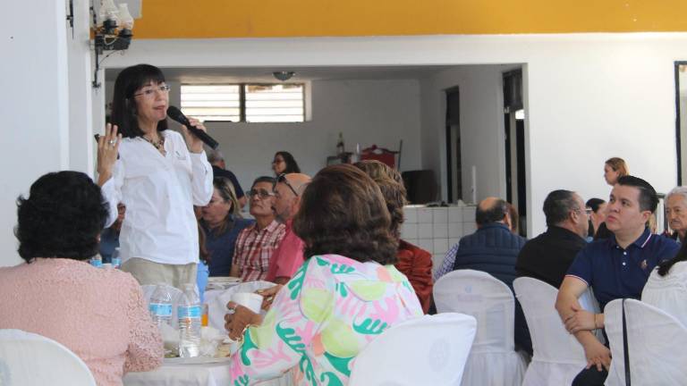 Sandra Guido al dar una conferencia magistral sobre la problemática del agua en el desayuno del Club Rotario.